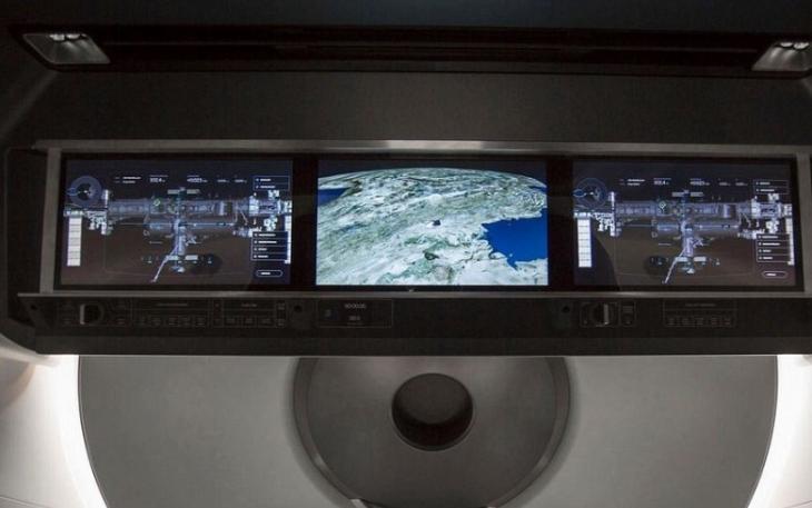 第二代“龙”太空舱内设有屏幕，即时显示太空舱的各项状况。