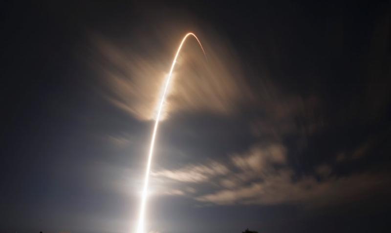 美国太空探索技术公司“猎鹰”九号火箭发射升空
