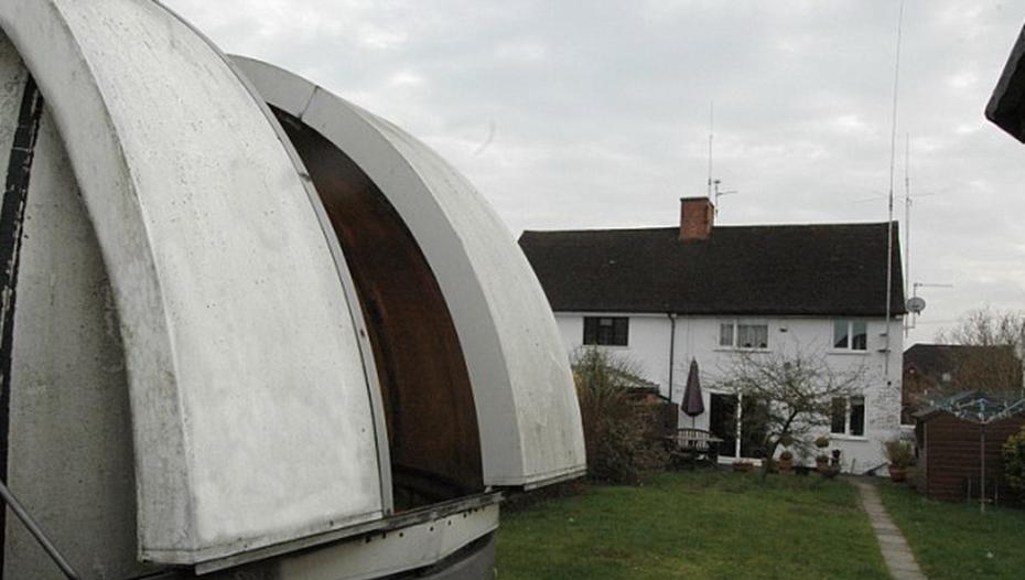 泰勒花园中的穹顶形建筑，里面就是其拍摄太阳的设备。