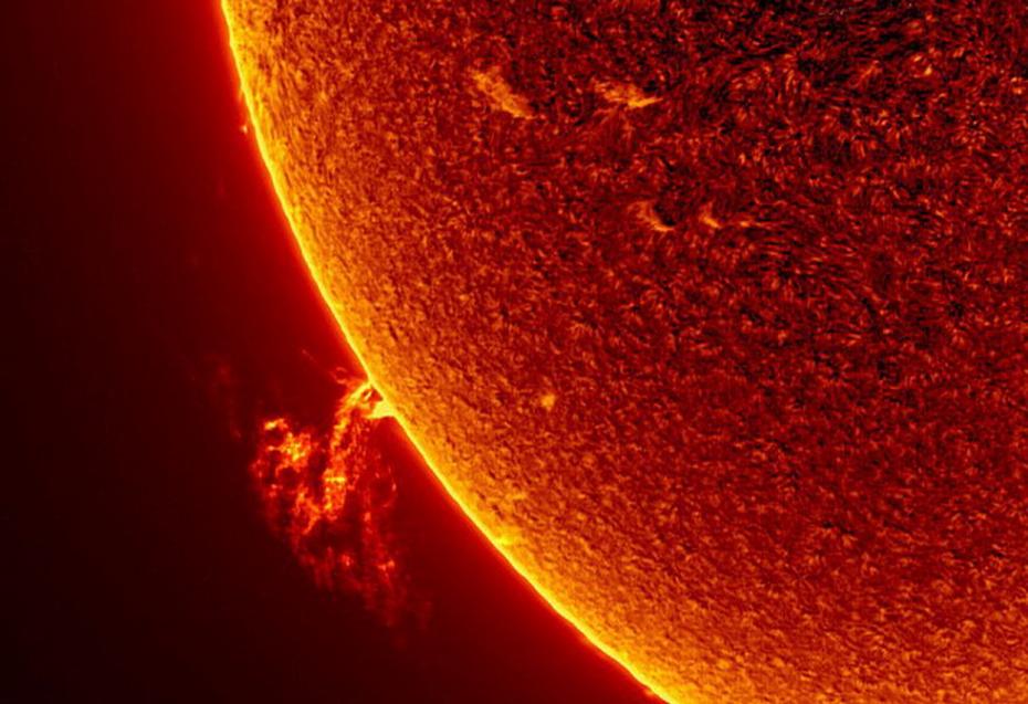 业余摄影师泰勒在自己后院的天文台上拍摄太阳活动的照片