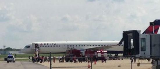 美国达美航空公司(Delta)一架客机驾驶舱冒烟，在亚拉巴马州蒙哥马利地方机场紧急降落。