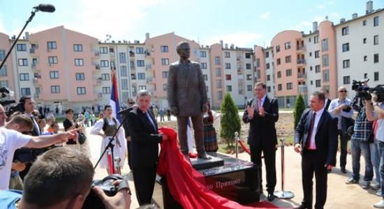 萨拉热窝为100年前刺杀奥匈帝国王储的塞尔维亚族青年普林西普树立塑像