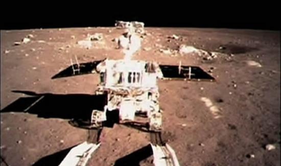 2013年12月14日，中国嫦娥3号探测器在月球成功实现软着陆并随后释放出玉兔号月球车