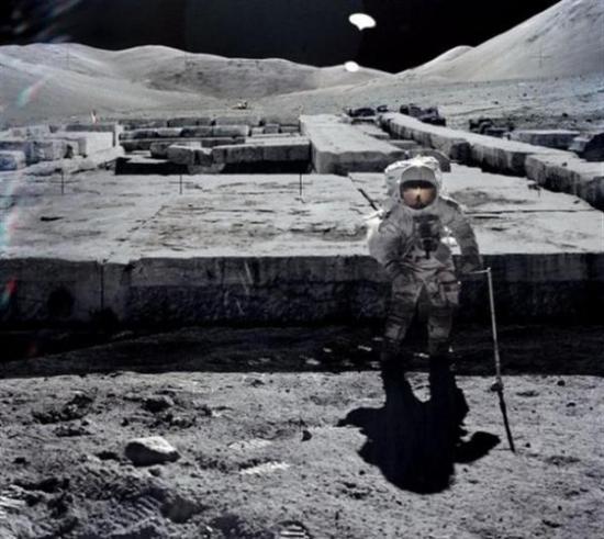 阿波罗-20收获巨大，拍到了月球上的史前城市、远古飞船残骸、飞船残骸内的三眼女外星人遗体？