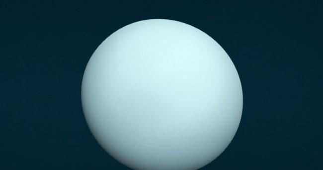 天王星云顶充斥硫化氢，发出臭鸡蛋味。