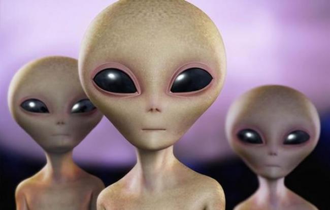 图中是艺术家描绘的外星人，目前，希拉里-克林顿在接受美国新闻媒体采访时，谈论称自己认为外星人可能来过地球。