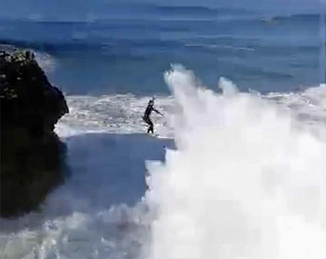 葡萄牙男子骇浪中悬崖走扁带