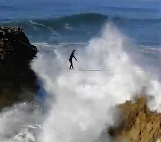 葡萄牙男子骇浪中悬崖走扁带