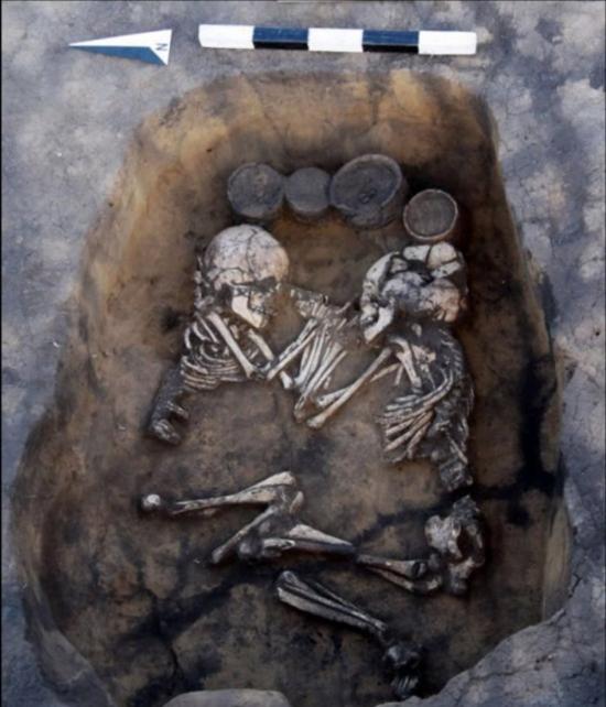 俄罗斯西伯利亚发现多座3500年前青铜时代的“情侣墓”