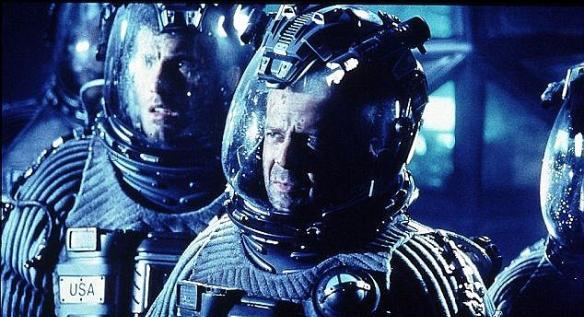 1998年科幻大片《绝世天劫》剧照，由布鲁斯-威利斯主演。片中，美国宇航局向一颗逼近地球的小行星派遣宇航员和石油钻井工人。他们在小行星上钻洞，安置核弹后引爆，最