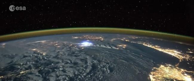 国际太空站太空人拍摄暴风雨吹袭欧洲与非洲时不断闪电的情景