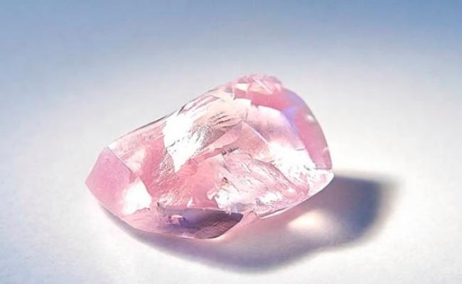 俄罗斯西伯利亚发现罕见粉红巨钻石 28卡几乎无杂质