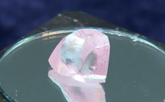 俄罗斯西伯利亚发现罕见粉红巨钻石 28卡几乎无杂质