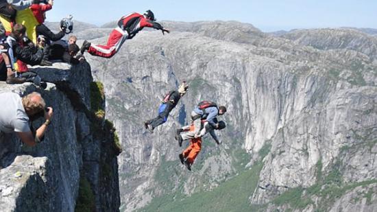 加拿大四肢瘫痪男子的极限跳伞运动