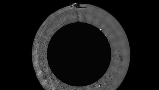 全景相机拍摄的巡视器周边360°范围的全景镶嵌影像图，采用方位投影方式表达（2012年12月23日摄）。