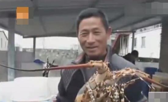 浙江温岭渔民捕获一只色彩斑斓的超大龙虾