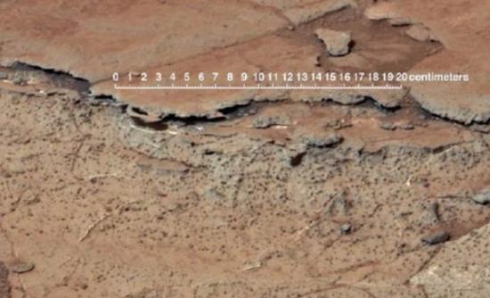 “好奇”号火星车最近拍摄的一幅照片，展示了火星的盖尔陨坑。根据美国俄勒冈州大学地质学家格雷戈里-莱特拉克进行的研究，这个陨坑的地下深处存在类似南极麦克默多干燥谷