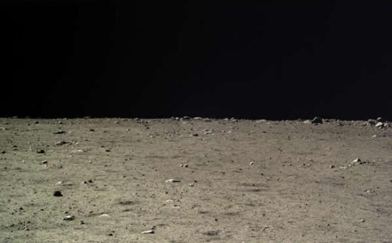 地形地貌相机拍摄的月面图像（2013年12月18日01时14分摄）。