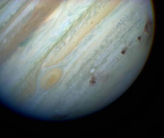 1994年，苏梅克-列维九号彗星与木星发生碰撞，彗星碎片在木星上层大气中留下黑色残骸（该照片摄于1994年7月）。现在已证实，木星依然保留着彗星带来的水分。拍摄
