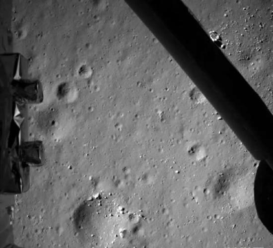 在嫦娥三号探测器距离月面高度为99米时，降落相机拍摄的着陆区月表图像（2013年12月14日摄）。