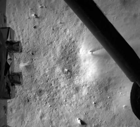 在嫦娥三号探测器距离月面高度为7.9千米时，降落相机拍摄的着陆区月表图像（2013年12月14日摄）。