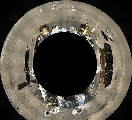 地形地貌相机拍摄的着陆器周边360°范围的全景镶嵌影像图，采用方位投影方式表达（2013年12月17日至12月18日摄）。