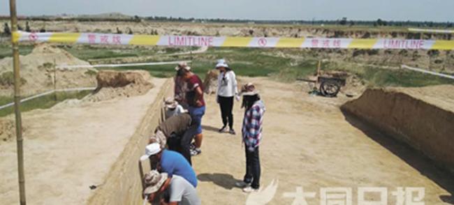 大同县杜庄村发掘现场，考古人员正在布探方。（高雅敏 摄）