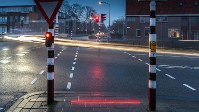 荷兰低头族专用地面红绿灯+Lightlines 过马路照样可以玩手机