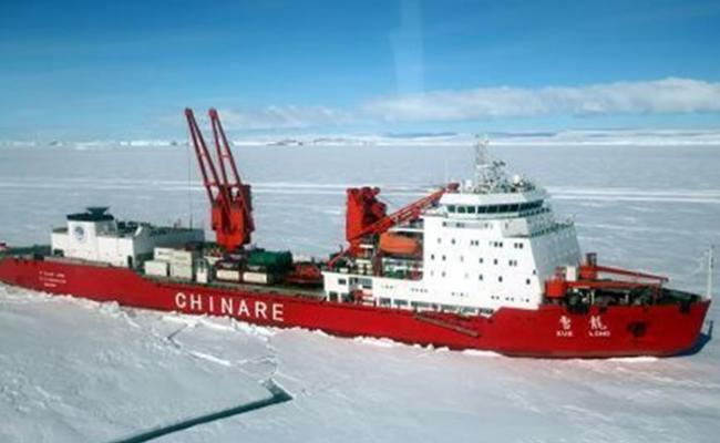 考察队利用雪龙号在南极进行调查测量工作。（资料图片）