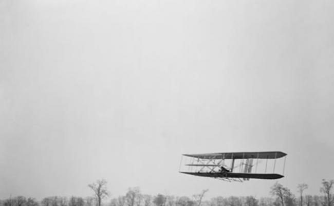 莱特兄弟当年首次动力飞行成功。