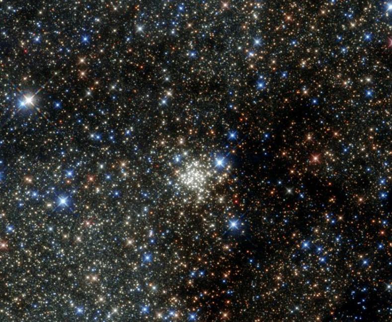 美国宇航局公布哈勃望远镜拍摄的圆拱星团