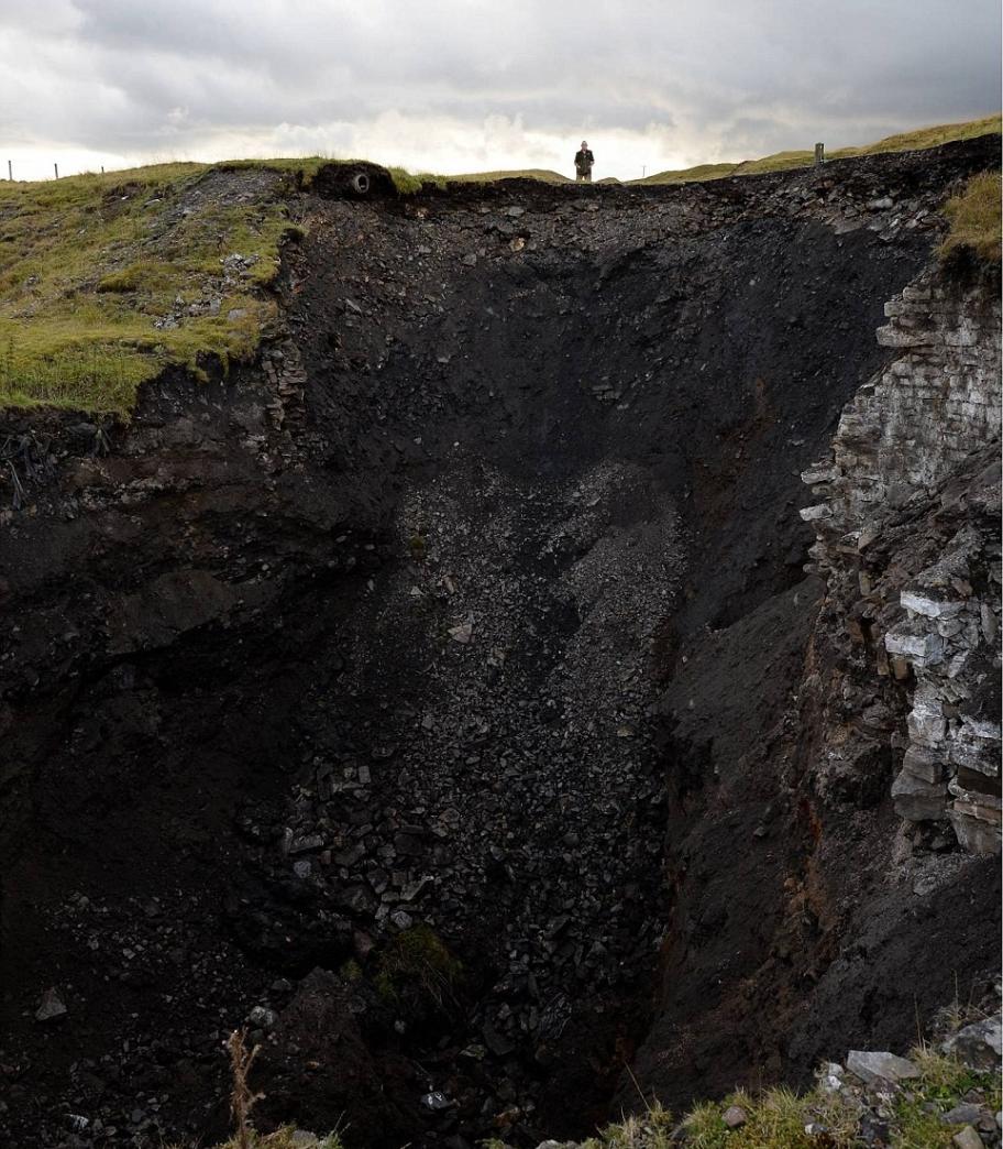 英国英格兰中部山区突然出现深不见底的巨大坑洞