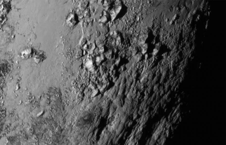 “新视野号”传回最新冥王星照片：赤道附近发现3500米高年轻山脉