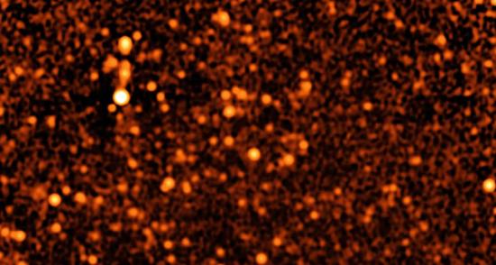 天文学家利用甚大天线阵列（VLA）在天龙座的一块天区中发现了2000多个射电星系