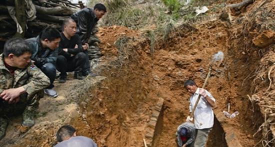 瓯海郭溪发现一六朝古墓，引来了周围一些村民围观。