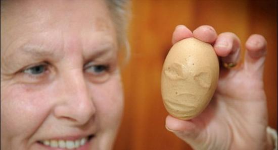 英国农场鸡舍发现一颗诡异的“人面鸡蛋”