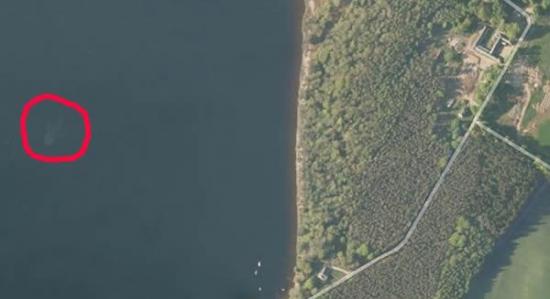 专家指水面下的巨型物体(红圈)，可能就是传说中的尼斯湖水怪。