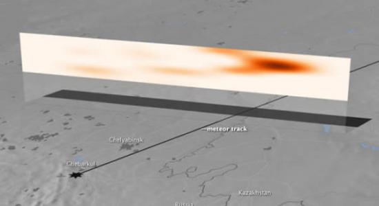 卫星照片显示一颗火流星在俄罗斯车里雅宾斯克上空爆炸后产生的尘羽