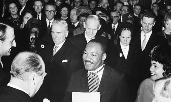 马丁路德金(前中)在一九六四年获颁诺贝尔和平奖。
