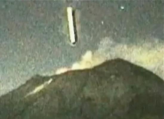 2012年10月底巨大雪茄状UFO飞入墨西哥火山口