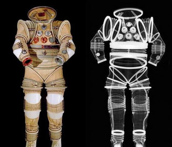 X射线下的太空服：太空手套设计难度最高。