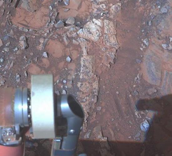 “机遇”号上搭载的流动阿尔法粒子X射线装置对“埃斯佩兰斯”岩石裂缝进行探测