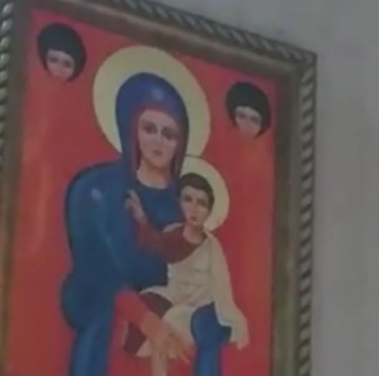 教徒在祈祷时教堂壁画中的圣母玛利亚嘴巴也在跟着动
