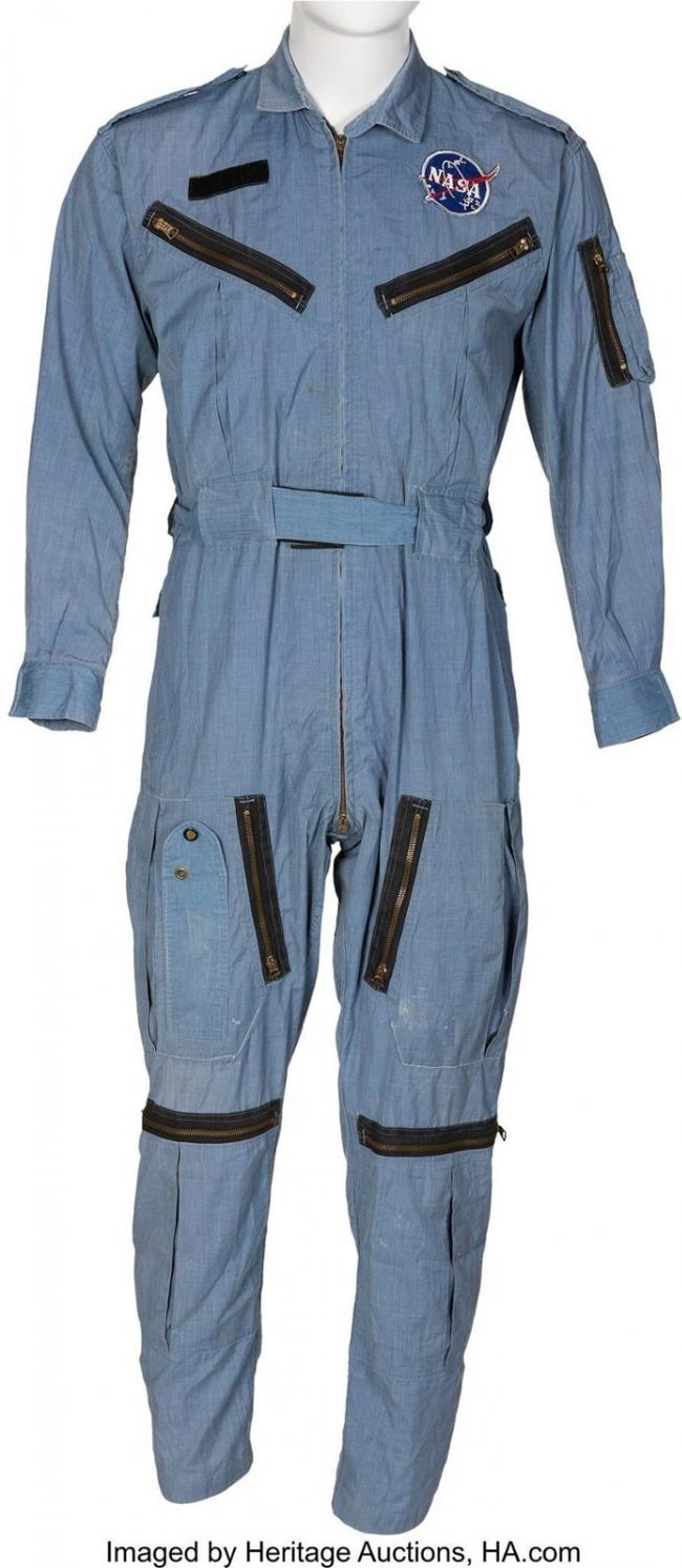 阿姆斯特朗执行“双子星8号”太空船对接任务时所穿的飞行服亦高价卖出。