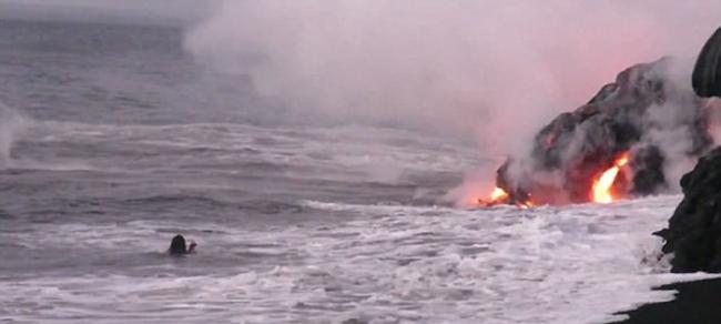 火山岩浆流入海中 美国夏威夷男子旁边游泳自拍