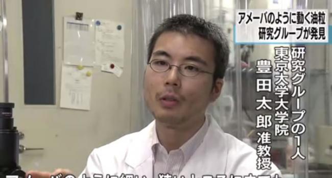 丰田太郎副教授表示，油滴的这种动作或可用作清理油污。