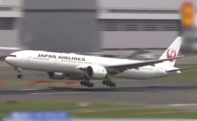 客机紧急折返羽田机场。
