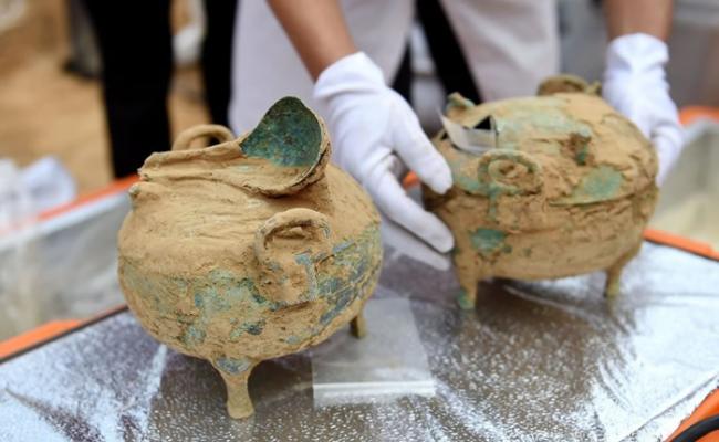 考古人员在北侧一耳室内，发现彩绘陶壶、铜盘、铜壶、铜炉、铜钵、铜盆等陪葬品。