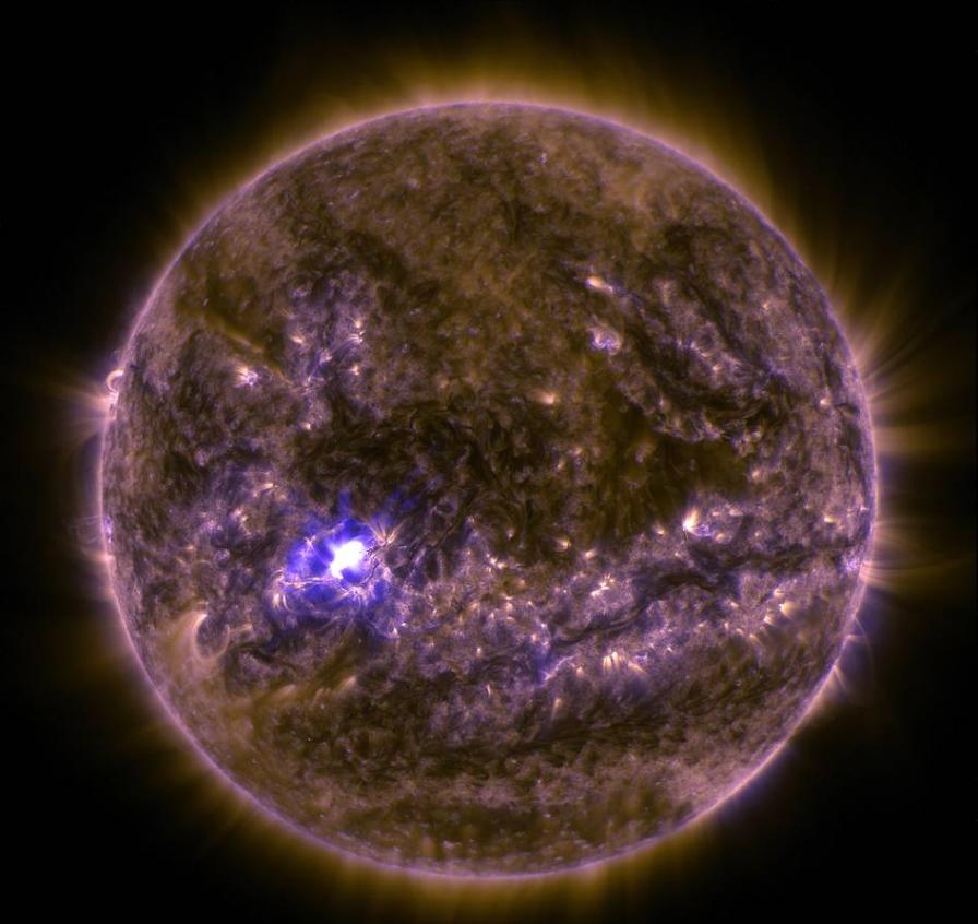 太阳动力学天文台捕捉到2015年第一个X级别太阳耀斑