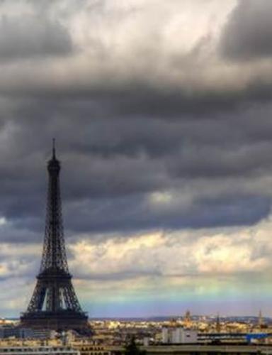法国巴黎天空惊现罕见火彩虹